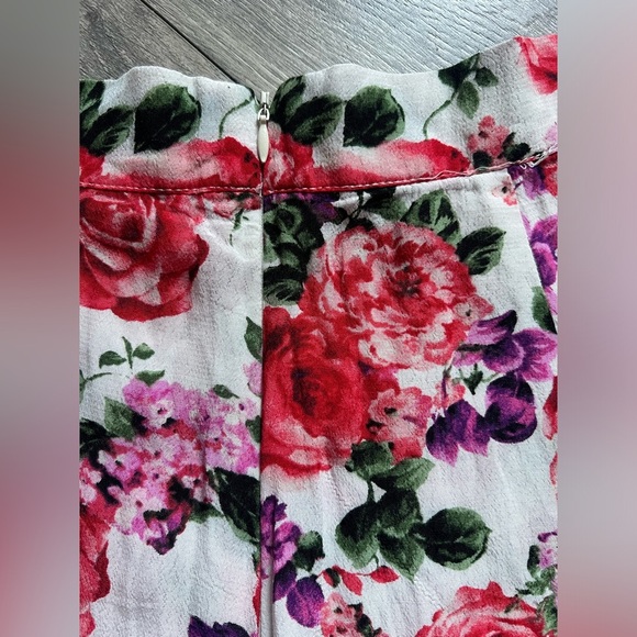 Forever 21 double front slit floral mini skirt. Size M - Picture 6 of 9